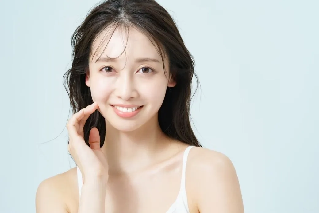 THE WHITE で自然な白い歯を手に入れた女性